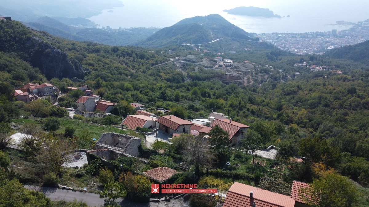 Na prodaju stara kamena kuca sa placem u mjestu Lapčići iznad Budve 